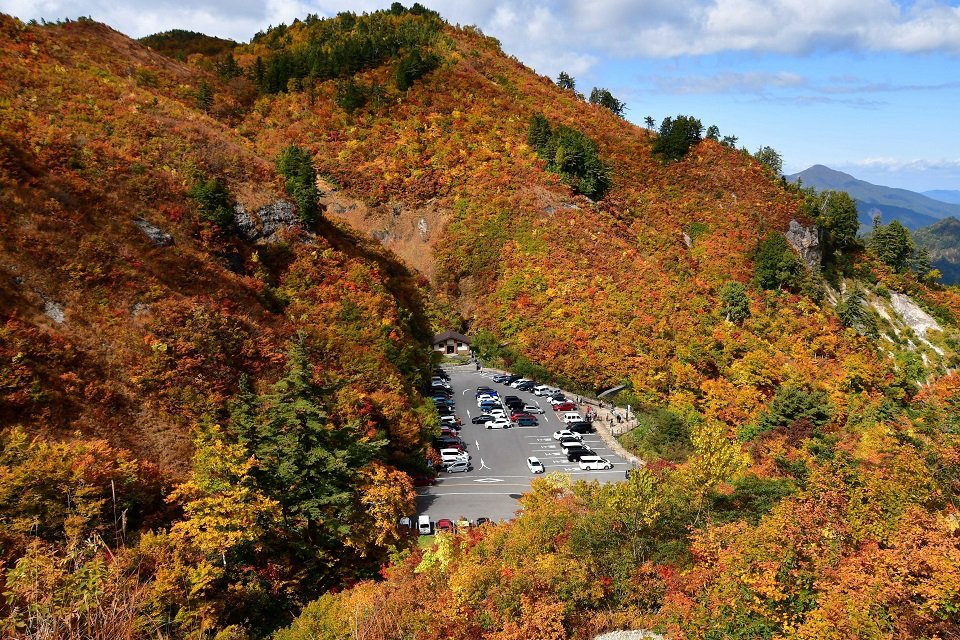 登山道から望む三方岩駐車場＝１７日午後