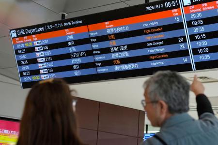 　羽田便などの欠航を知らせる大阪空港の案内表示＝３日午前８時５１分