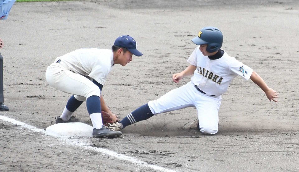 飛騨神岡×岐阜東＝３回表飛騨神岡、二盗に敵失が絡んで三塁に進む玉腰＝長良川