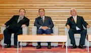 　閣議に臨む（左から）村上総務相、石破首相、中谷防衛相＝３日午前、首相官邸