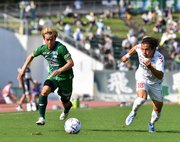 Ｆ岐阜×福島＝前半、ドリブルで右サイドを駆け上がるＦＣ岐阜のＭＦ窪田＝長良川競技場