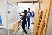 開設された災害対策本部で対応にあたる職員ら＝１日午後６時３６分、飛騨市役所
