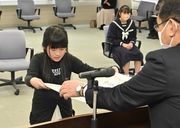 表彰状を受け取る最優秀賞の浅野智恵さん＝１９日午後１時３４分、岐阜新聞本社