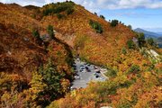 登山道から望む三方岩駐車場＝１７日午後