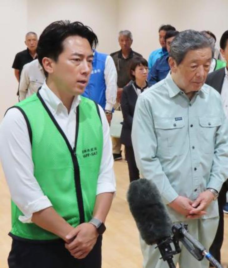 　鹿児島霧島市で取材に応じる小泉農相。右は自民党の森山幹事長＝２５日午後