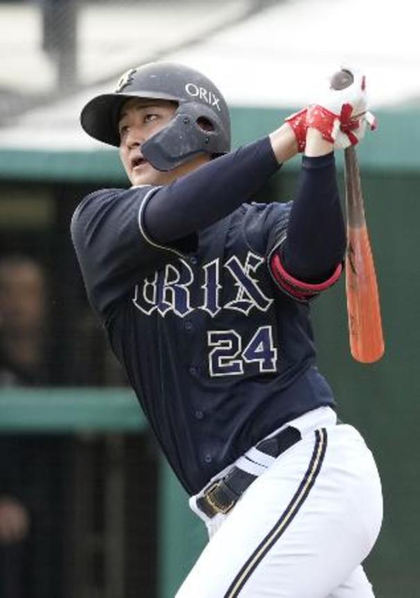 　５回オリックス１死、紅林が左越えに本塁打を放つ＝楽天モバイルパーク