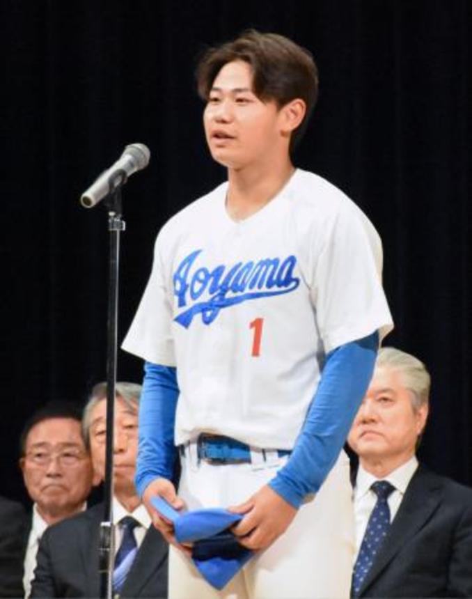 　全日本大学野球選手権の開会式で抱負を述べる青学大の藤原夏暉主将＝８日、東京都内
