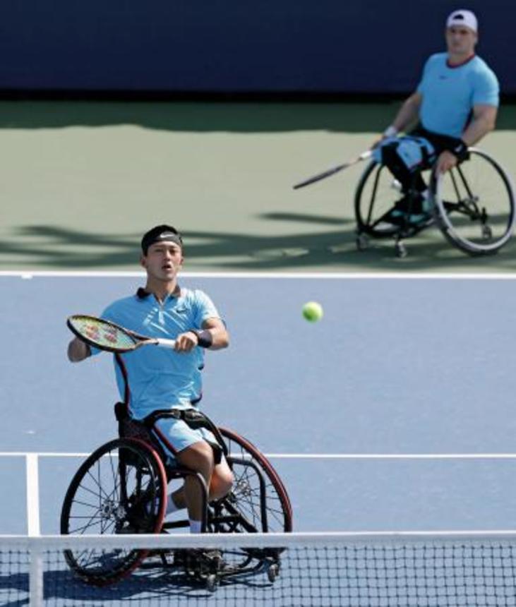 　車いすの部男子ダブルス１回戦でプレーする小田凱人（手前）、グスタボ・フェルナンデス組＝ニューヨーク（ＵＳＴＡ／ゲッティ＝共同）