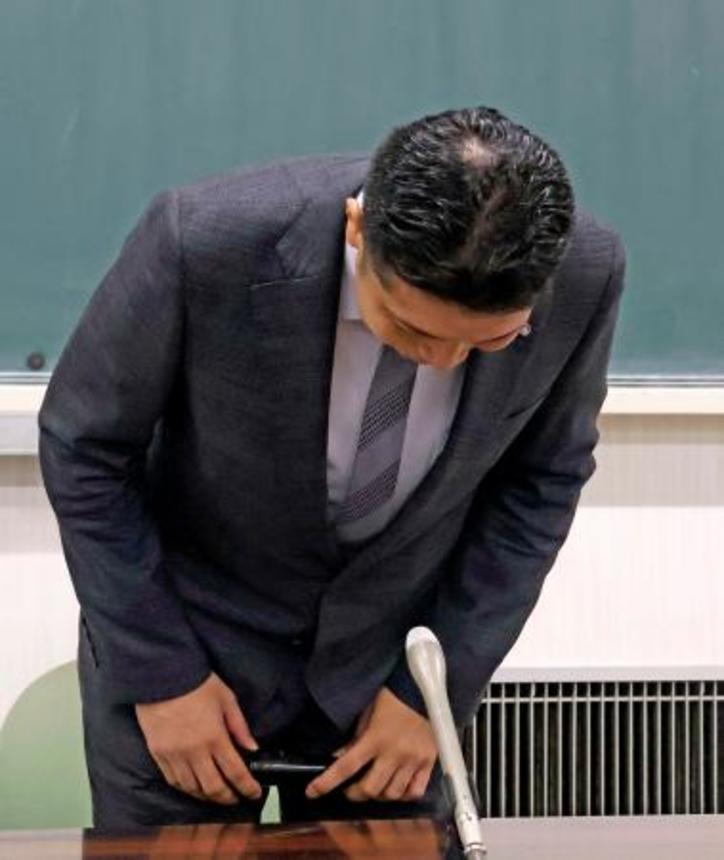 　辞職願を提出後、記者会見で謝罪する愛知県大治町の鈴木康友町長＝４日午前、大治町役場