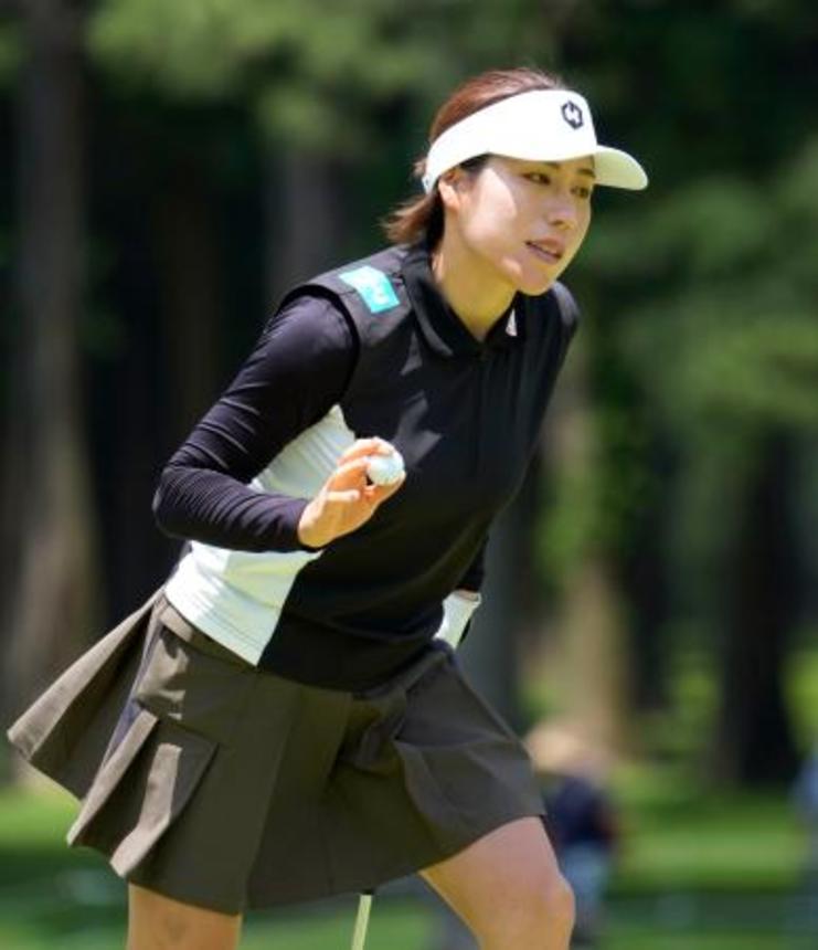 　第１日、１０番でバーディーを決めた岡山絵里。６アンダーで首位＝袖ケ浦ＣＣ新袖