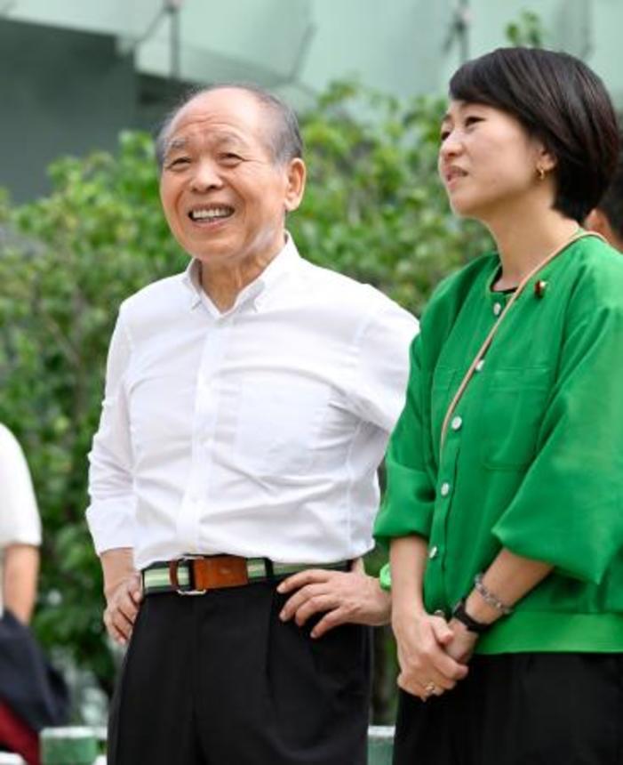 　参院選が公示され、北海道選挙区の自民党候補者の応援に駆けつけた鈴木宗男氏。右は長女の鈴木貴子衆院議員＝３日午前、札幌市中央区