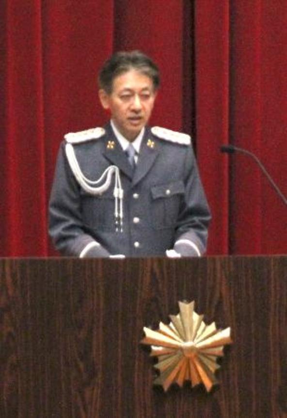 　警視庁の警察行政職員初任科生の卒業式で、訓示する迫田裕治警視総監＝７日午前、東京都府中市の警察学校