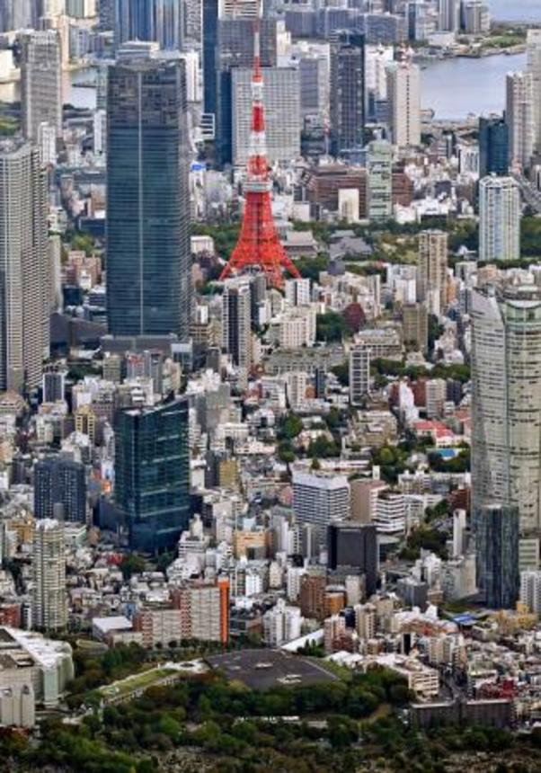 　東京都心に位置する米軍専用施設「赤坂プレスセンター」（下）＝２８日午後（共同通信社ヘリから）