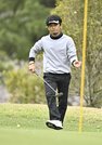 最終９番でパットに臨む竹谷佳孝＝各務原ＣＣ（撮影・堀尚人）