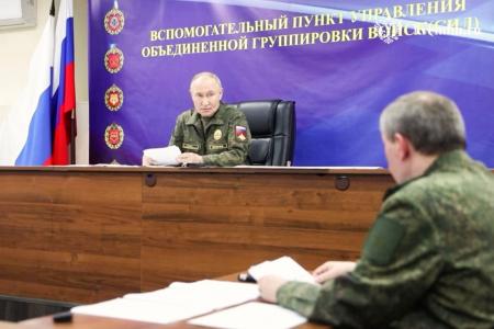 　ロシア大統領府が２６日に公開したゲラシモフ参謀総長（手前）とプーチン大統領が参加した会合（ロシア大統領府提供・タス＝共同）