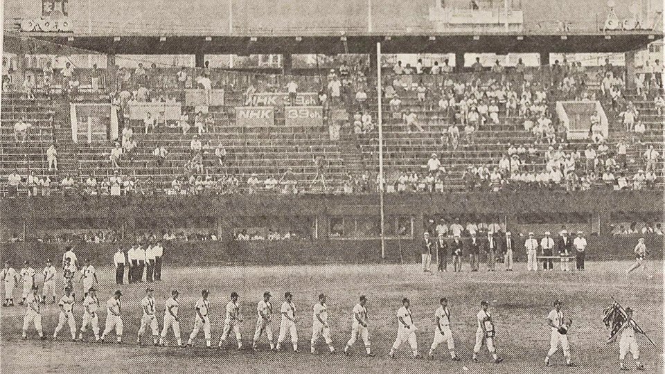 県営球場最後の試合となった全国高校野球岐阜大会決勝戦。有終の美を飾った県岐阜商高ナインがダイヤモンドを１周した＝岐阜市、１９８７年７月３０日撮影