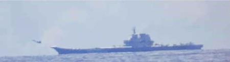 　中国海軍の空母「山東」（防衛省統合幕僚監部提供）