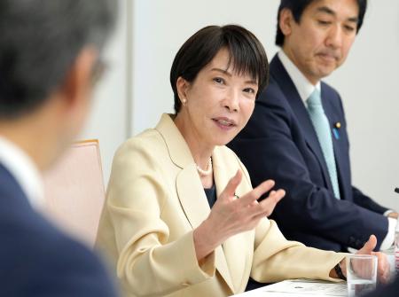 　スタートアップ経営者らと面会する高市首相（左）＝２５日午後、首相官邸