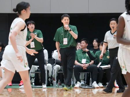 　女子２回戦で指揮を執る東京医療保健大の恩塚監督（中央）＝東京・駒沢体育館