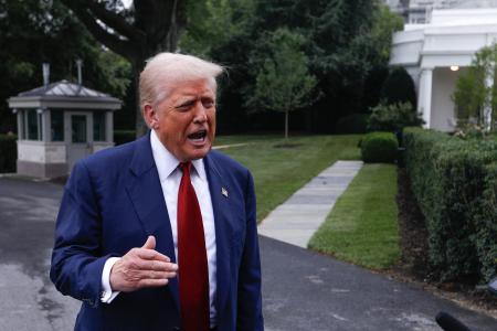 　ホワイトハウスで記者団に話すトランプ米大統領＝１日、ワシントン（ゲッティ＝共同）
