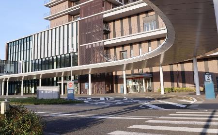 　男性が倒れていた豊川市民病院のロータリー付近＝３日、愛知県豊川市八幡町