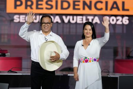 　ペルー大統領選の討論会に出席したケイコ・フジモリ氏（右）とロベルト・サンチェス氏＝５月３１日、リマ（ＡＰ＝共同）