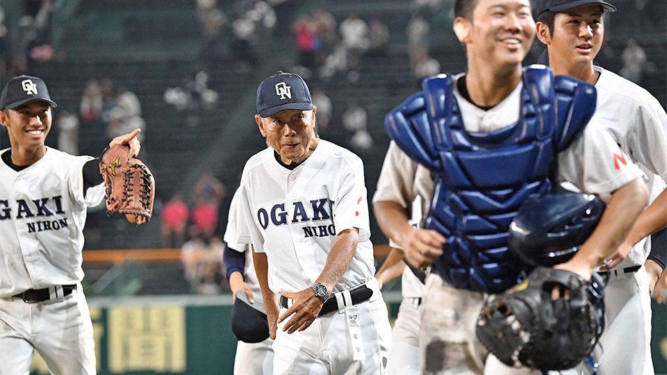 甲子園通算４０勝を達成し笑顔を見せる大垣日大の阪口慶三監督＝８日午後７時１８分、兵庫県西宮市、甲子園球場