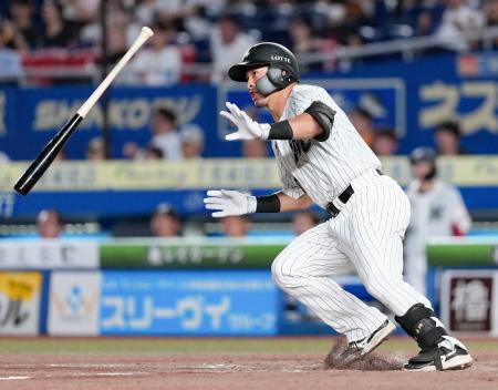 　５回ロッテ２死一、二塁、池田が左翼線に適時二塁打を放つ＝ＺＯＺＯマリン
