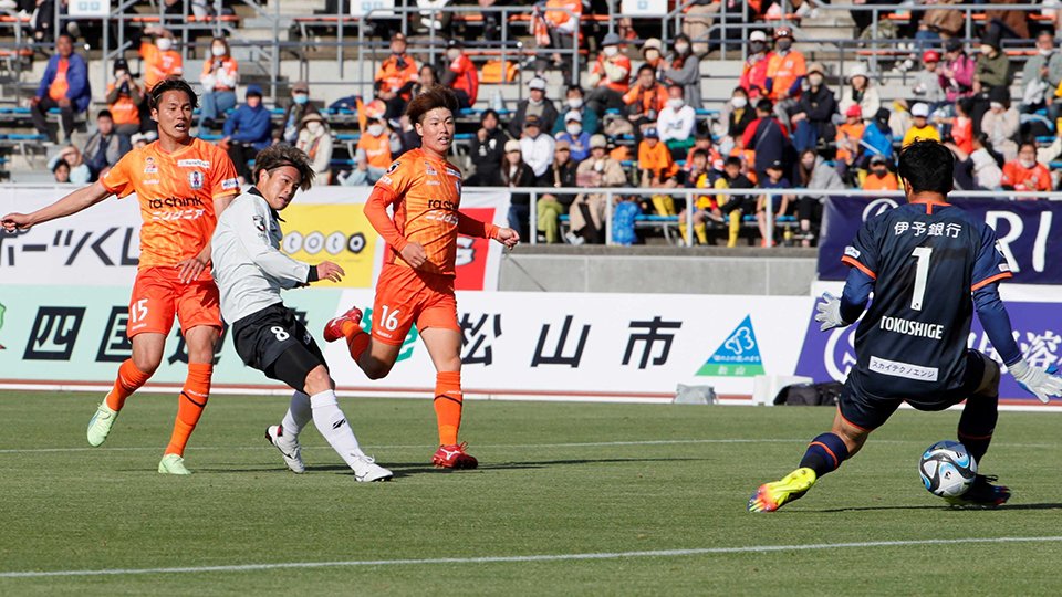 愛媛×ＦＣ岐阜＝後半１８分、ゴールを決めるＦＣ岐阜の窪田＝ニンジニアスタジアム