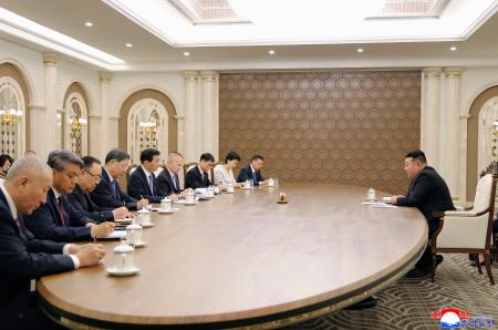 　会談する中国共産党序列４位の王滬寧・人民政治協商会議（政協）主席（左から５人目）と北朝鮮の金正恩朝鮮労働党総書記（右）＝１６日（朝鮮中央通信＝共同）