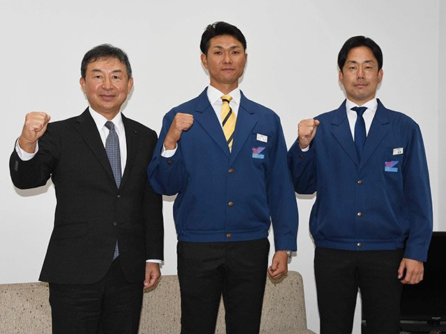 西濃運輸の新監督に就任し、ポーズをとる佐伯尚治氏（中央）＝大垣市役所