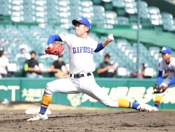 力投する県岐阜商の先発野崎＝甲子園
