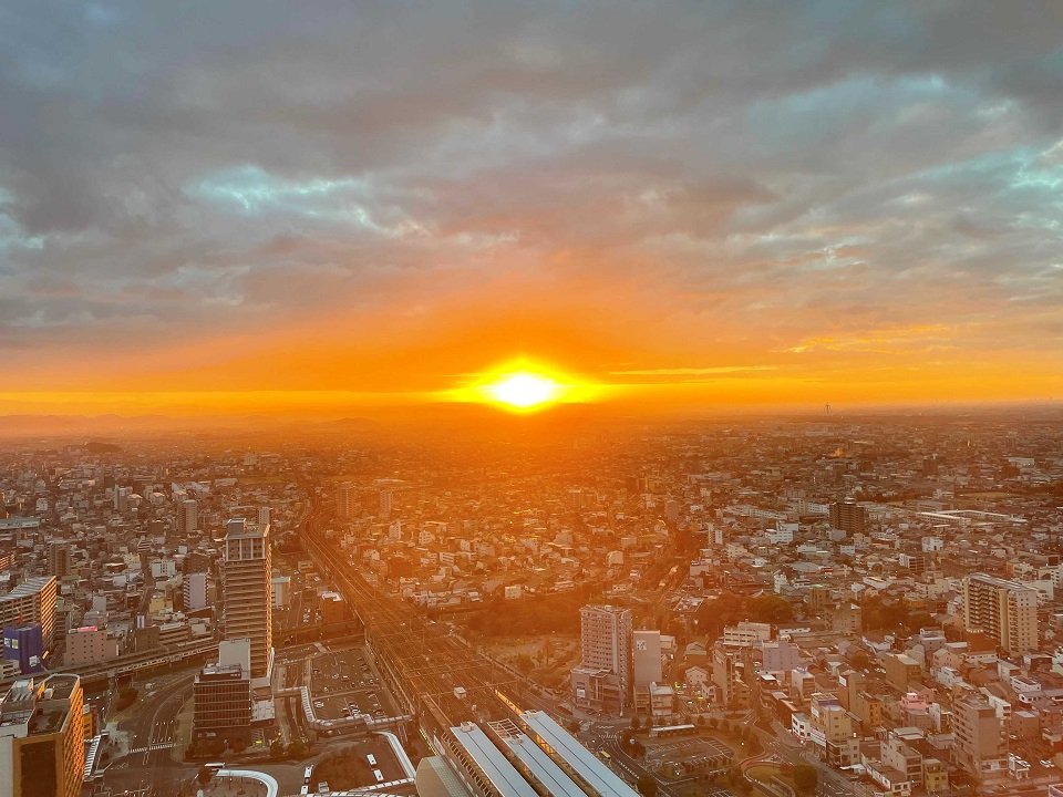 黄金色に輝く初日の出＝１月１日午前７時過ぎ、岐阜市橋本町、岐阜シティ・タワー４３