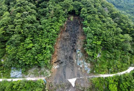 　静岡市葵区の林道沿いの、のり面が崩落した現場＝２６日午前（静岡市提供）