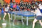十六フィナンシャルグループの選手のラリーを見学する子どもたち＝大垣市郭町、大垣城ホール