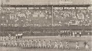 県営球場最後の試合となった全国高校野球岐阜大会決勝戦。有終の美を飾った県岐阜商高ナインがダイヤモンドを１周した＝岐阜市、１９８７年７月３０日撮影