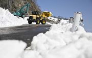 除雪が進む伊吹山ドライブウェイ７合目付近＝５日午前１０時２１分、岐阜・滋賀県境）
