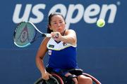 　車いすの部女子シングルス１回戦でプレーする上地結衣＝ニューヨーク（ゲッティ＝共同）