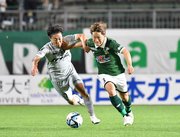 ＦＣ岐阜×相模原＝後半、ドリブルで相手のマークを振り切るＦＣ岐阜のＤＦ宇賀神＝長良川競技場