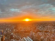 黄金色に輝く初日の出＝１月１日午前７時過ぎ、岐阜市橋本町、岐阜シティ・タワー４３