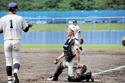 中京×各務原＝３回裏、失点直後に先発松本に声をかける各務原の捕手・柴山＝中津川夜明け前