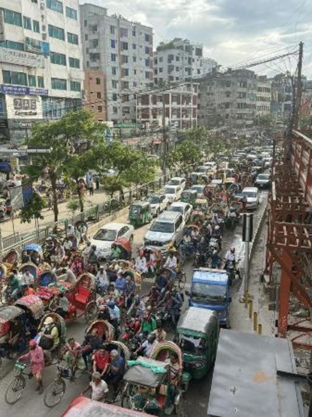 　バングラデシュ・ダッカの車道＝７月