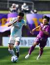 藤枝×ＦＣ岐阜＝後半、ドリブルでサイドを駆け上がるＦＣ岐阜のＤＦ山内寛＝藤枝総合運動公園サッカー場