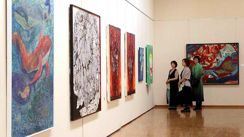 独自の表現を追求した作品がそろう県アンデパンダン展＝岐阜市宇佐、県美術館