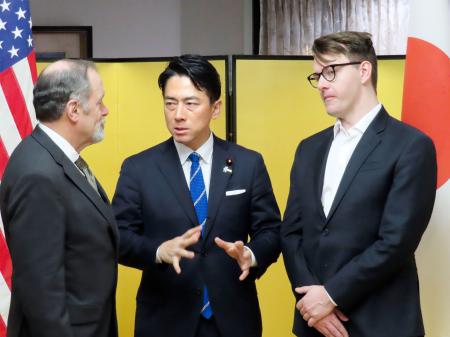 　米国の防衛産業関係者と意見交換する小泉防衛相（中央）＝１３日、米ロサンゼルス（共同）