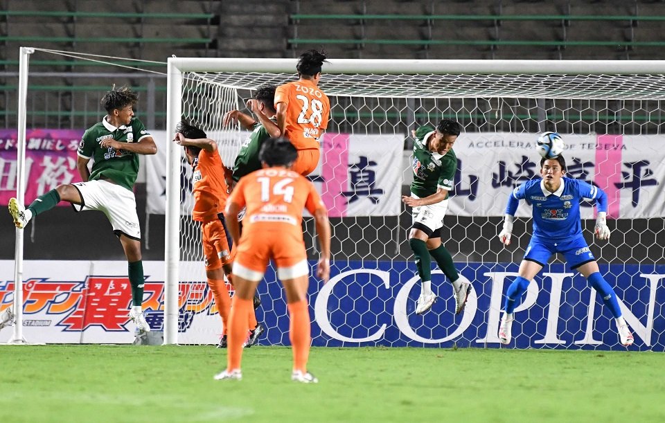ＦＣ岐阜×宮崎＝後半、ヘディングで相手のクロスを跳ね返すＦＣ岐阜のＤＦ川上＝長良川競技場