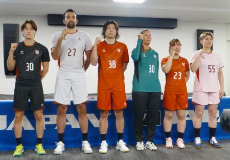 　ハンドボール日本代表に選出され、ポーズをとる女子の相沢菜月（右から２人目）と男子の玉川裕康（左から２人目）ら＝７日、東京都北区の味の素ナショナルトレーニングセンター