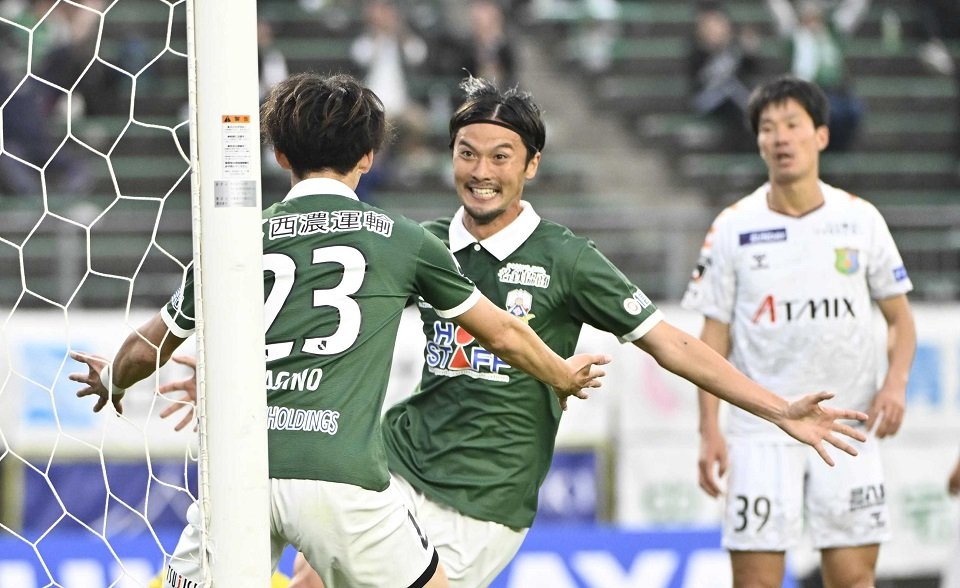 岐阜×八戸＝後半１５分、勝ち越しゴールを決めて歓喜する岐阜の山内。手前は萩野＝長良川競技場