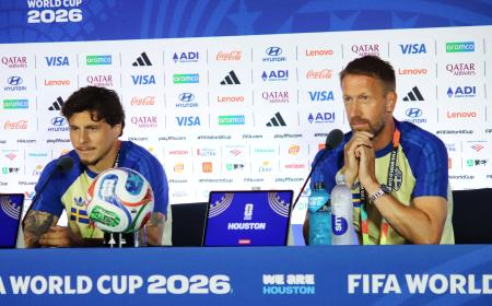　オランダとの第２戦を前に開かれた記者会見に臨むスウェーデンのポッター監督（右）ら＝１９日、ヒューストン（共同）