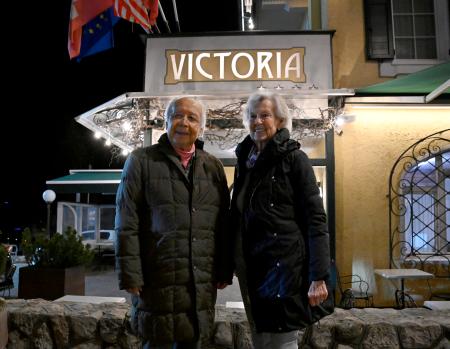 　７０年前の五輪で宿泊していたホテルを訪れ、マヌエラ・アンジェリさん（右）と記念撮影する猪谷千春さん＝１７日、コルティナダンペッツォ（共同）